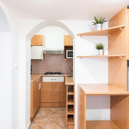Budget Reznicka Apartment Praga Exterior foto