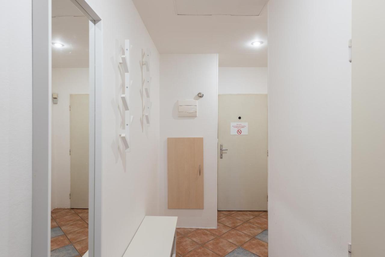 Budget Reznicka Apartment Praga Exterior foto